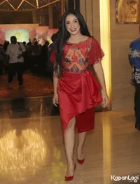 Foto Ussy Sulistiawaty