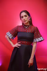 Foto Ussy Sulistiawaty