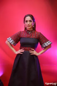 Foto Ussy Sulistiawaty