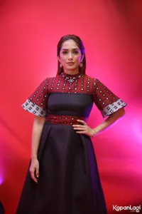 Foto Ussy Sulistiawaty