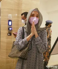 Foto Ussy Sulistiawaty