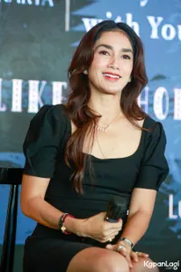 Foto Ussy Sulistiawaty