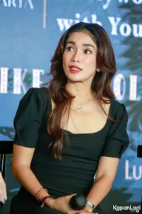 Foto Ussy Sulistiawaty