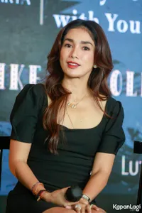 Foto Ussy Sulistiawaty