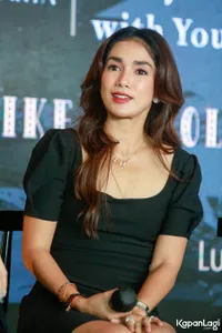 Foto Ussy Sulistiawaty