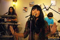 Foto White Shoes and The Couples Company