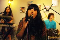 Foto White Shoes and The Couples Company