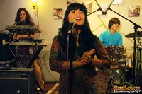 Foto White Shoes and The Couples Company