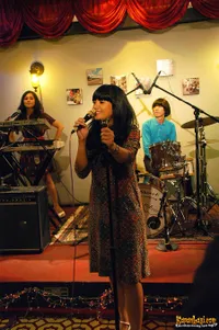 Foto White Shoes and The Couples Company