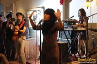 Foto White Shoes and The Couples Company