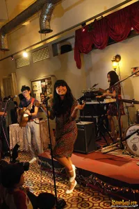 Foto White Shoes and The Couples Company