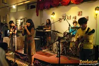 Foto White Shoes and The Couples Company