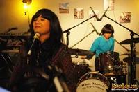 Foto White Shoes and The Couples Company