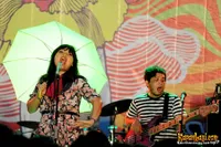 Foto White Shoes and The Couples Company