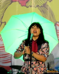 Foto White Shoes and The Couples Company