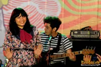 Foto White Shoes and The Couples Company