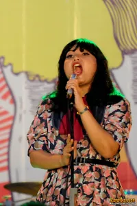 Foto White Shoes and The Couples Company