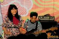 Foto White Shoes and The Couples Company