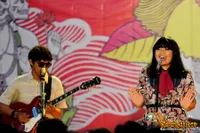 Foto White Shoes and The Couples Company