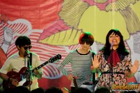 Foto White Shoes and The Couples Company