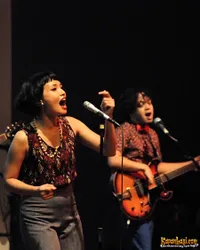 Foto White Shoes and The Couples Company