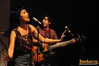 Foto White Shoes and The Couples Company