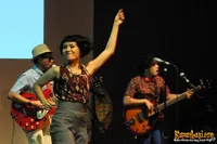 Foto White Shoes and The Couples Company