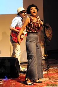 Foto White Shoes and The Couples Company