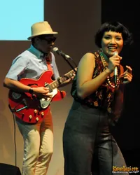 Foto White Shoes and The Couples Company