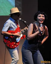 Foto White Shoes and The Couples Company