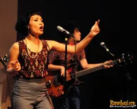 Foto White Shoes and The Couples Company