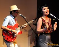 Foto White Shoes and The Couples Company