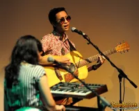 Foto White Shoes and The Couples Company