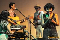 Foto White Shoes and The Couples Company