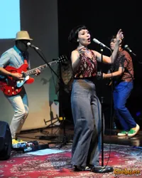 Foto White Shoes and The Couples Company