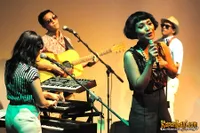 Foto White Shoes and The Couples Company