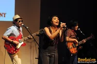 Foto White Shoes and The Couples Company