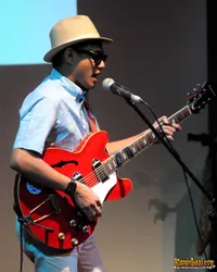 Foto White Shoes and The Couples Company