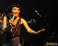 Foto White Shoes and The Couples Company