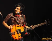 Foto White Shoes and The Couples Company