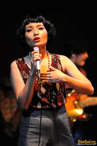 Foto White Shoes and The Couples Company