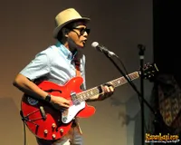 Foto White Shoes and The Couples Company