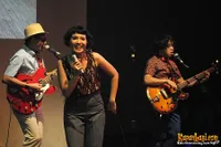 Foto White Shoes and The Couples Company