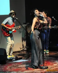 Foto White Shoes and The Couples Company