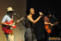 Foto White Shoes and The Couples Company