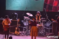 Foto White Shoes and The Couples Company