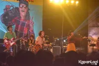 Foto White Shoes and The Couples Company