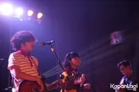 Foto White Shoes and The Couples Company