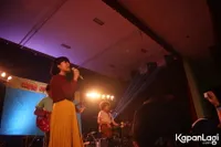 Foto White Shoes and The Couples Company