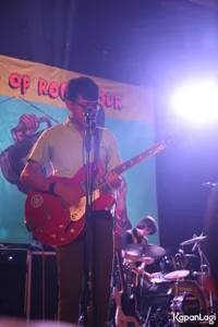 Foto White Shoes and The Couples Company